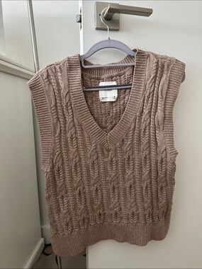 Abercrombie & Fitch Cable-Knit V-Neck Sleeveless Sweater Vest - Beige